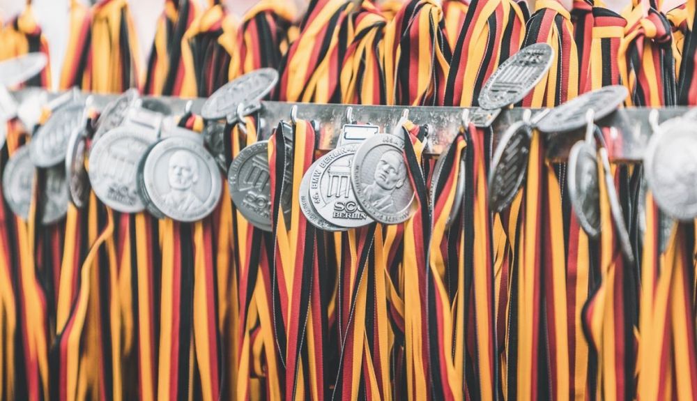 Una imagen de las medallas del Maratón de Berlín 2017. Foto: Jordi Anguera.