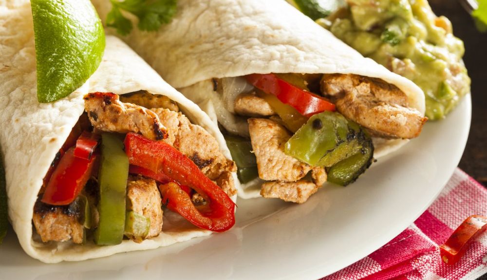 Fajitas de pollo con verduras y aguacate