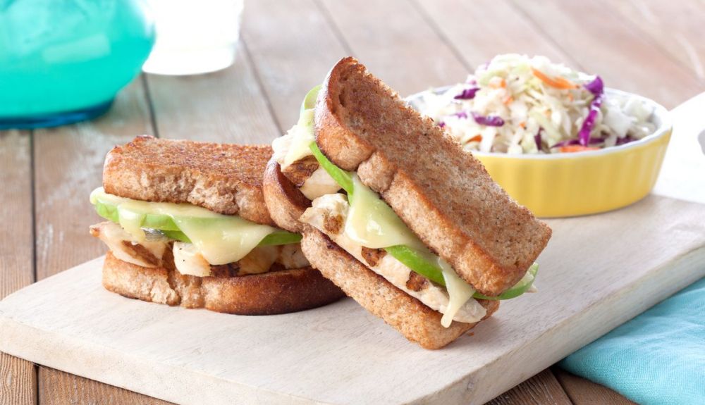 Sándwich con pollo y manzana