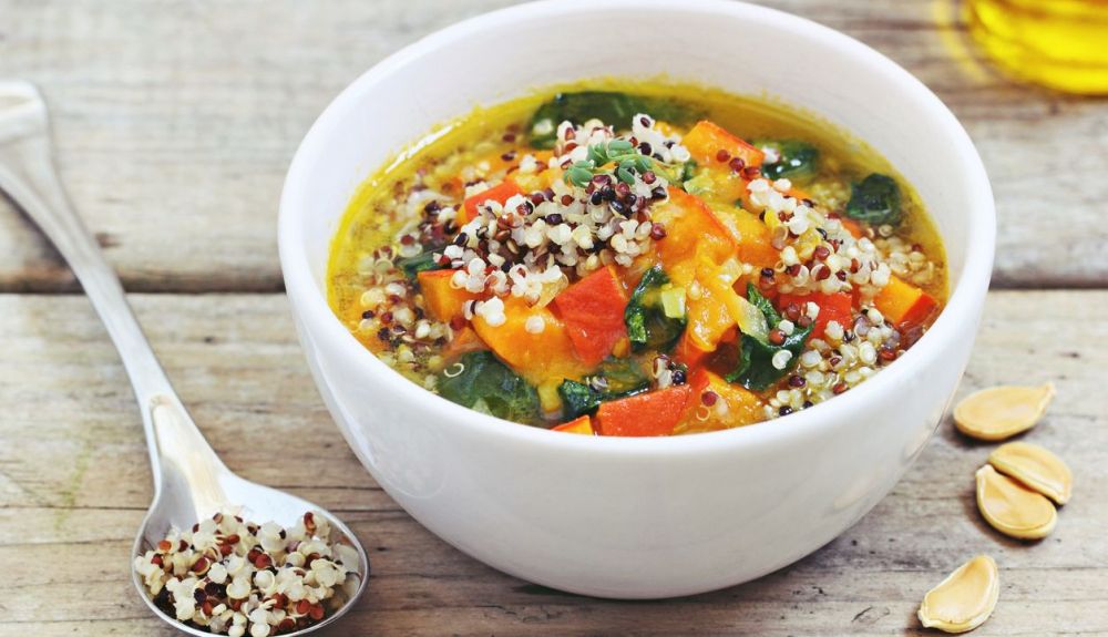 Sopa de quinoa con verduras y pollo