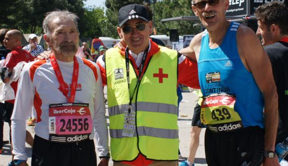 Ángel de la Rubia, en el centro, junto al catedrático de Economía José Rodríguez Carrasco (de blanco) y Antonio Gallardo, dos leyendas del EDP Rock 'n' Roll Madrid Maratón & 1/2.
