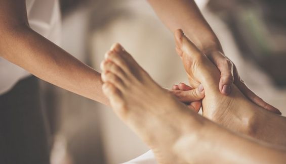 Masajear tus pies, una costumbre que los dotará de mucha salud.