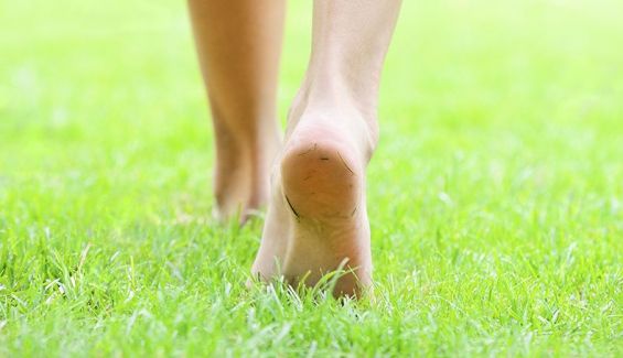 Una rutina fantástica: andar o trotar descalzos sobre hierba 10-15 minutos antes de entrenar.