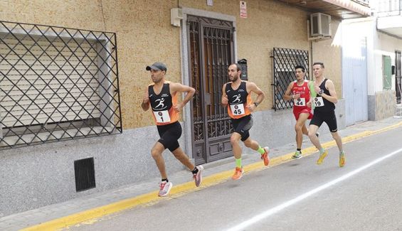 Con el dorsal 1, liderando la carrera de su pueblo, Chozas de Canales. | Foto: Juan Iniesto Con el dorsal 1, liderando la carrera de su pueblo, Chozas de Canales. | Foto: Juan Iniesto