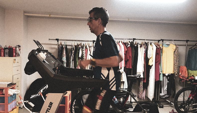 El doctor Claudio Fragola subido a la cinta en la que el pasado 22 de marzo, después de tres jornadas de más de 12 horas luchando contra la COVID-19, completó 42,195 km.