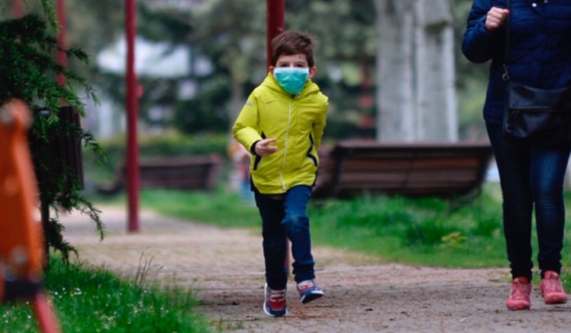 El uso de mascarilla, la distancia social y la higiene nos ayudarán a minimizar los contagios. Foto: EFE.