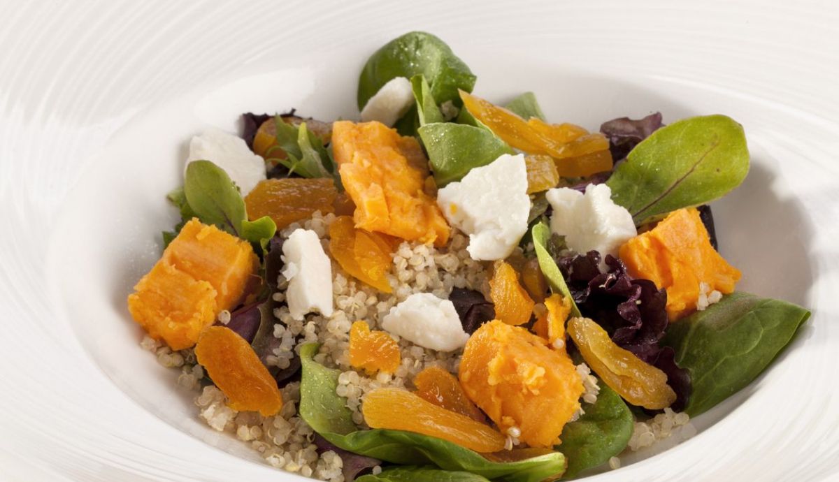 Ensalada de quinoa con albaricoques