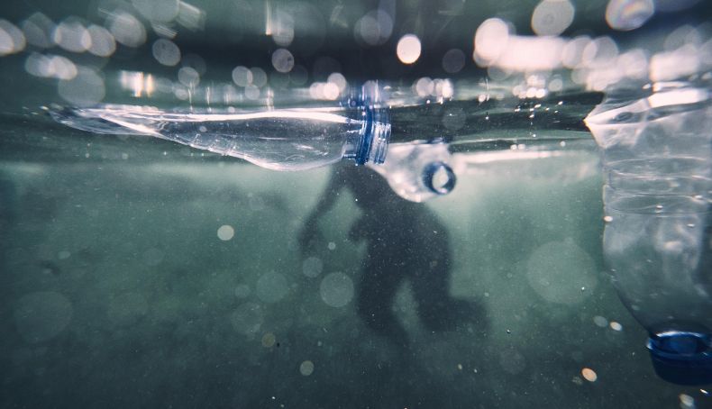 El mar está plagado de botellas y residuos plásticos, una lacra en la huella de carbono