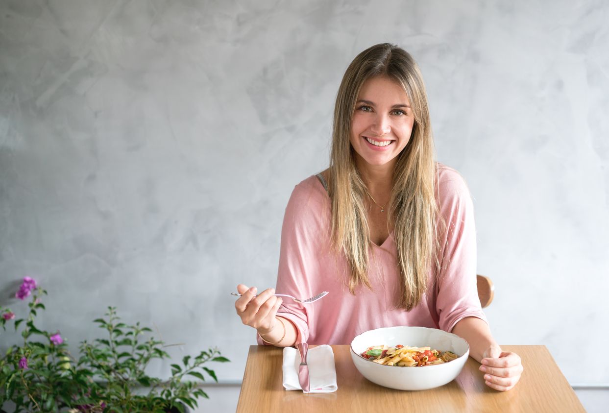 Practicar la alimentación consciente nos permite aterrizar en el presente. Practicar la alimentación consciente nos permite aterrizar en el presente.