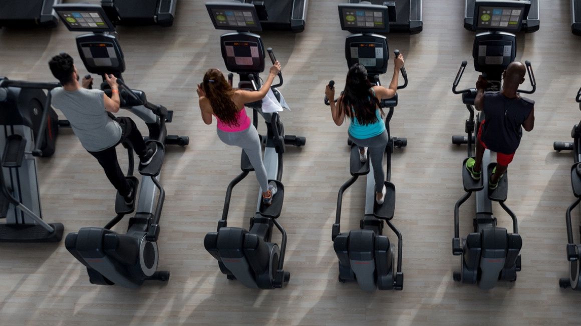 La bicicleta elíptica es un tipo de máquina muy demandada en los gimnasios | iStock