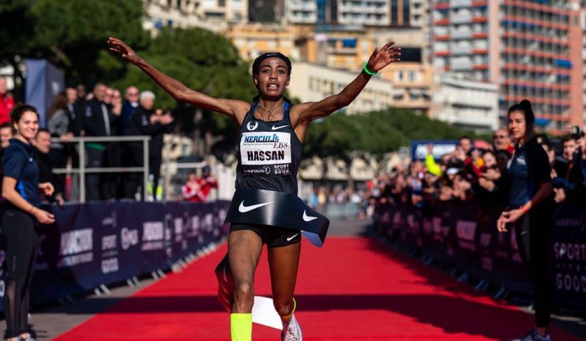 Sifan Hassan cruzando la meta de los 5K de Mónaco | soycorredor.es