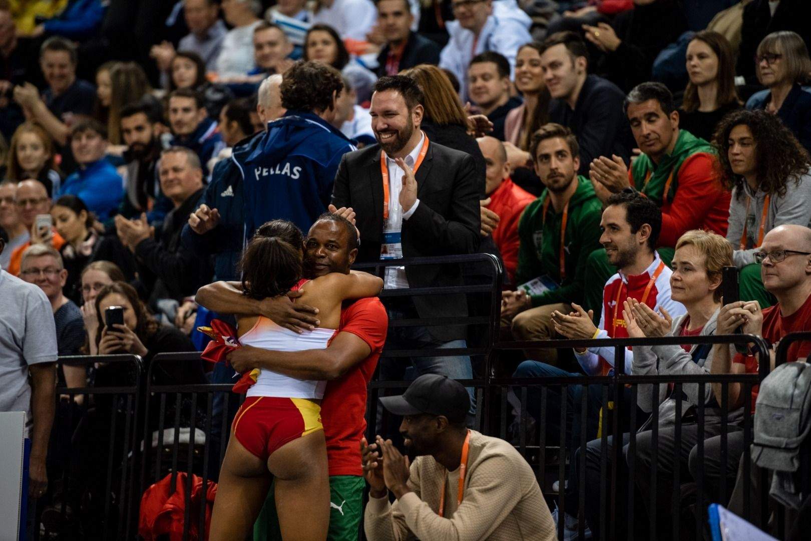Ana Peleteiro celebrando el oro con su entrenador Iván Pedroso