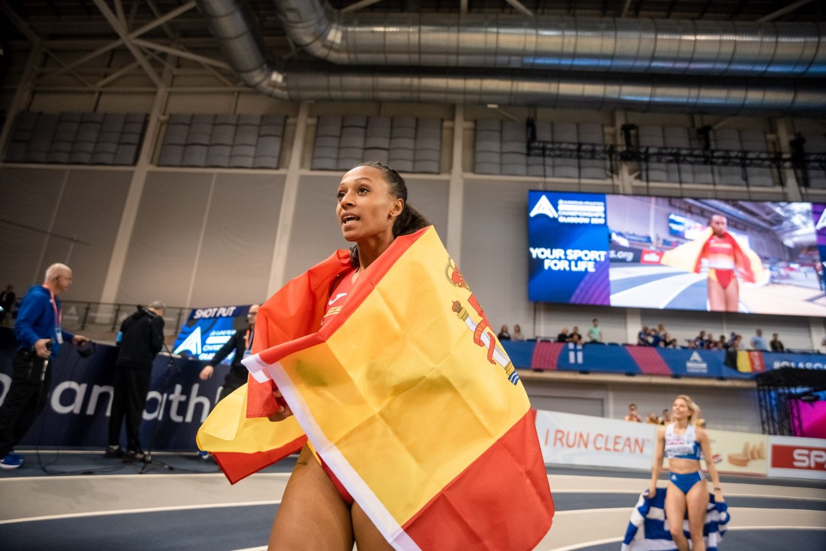 Ana Peleteiro en su vuelta de honor con la bandera de España