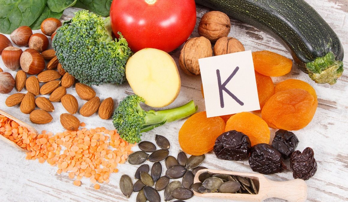 La vitamina K está presente en multitud de alimentos de origen vegetal. La vitamina K está presente en multitud de alimentos de origen vegetal.