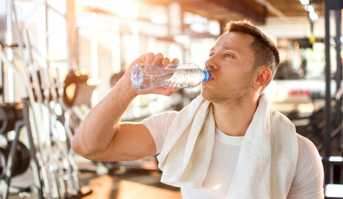 Si experimentas sudoración excesiva o insomnio, puedes estar bebiendo demasiada agua.