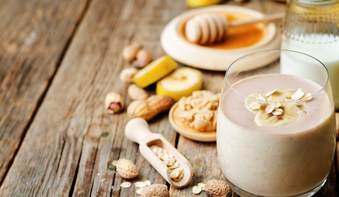 El plátano, la avena o el huevo son algunos ingredientes ricos en proteínas.