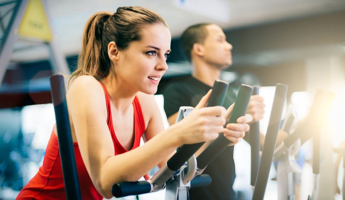 Debes combinar musculación y quema de grasas sobre la elíptica.