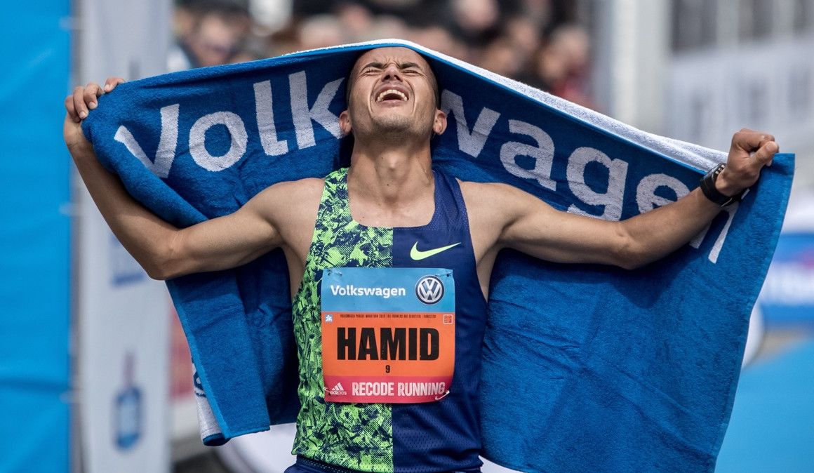 Hamid Ben tras cruzar la línea de meta del Maratón de Praga | runczech