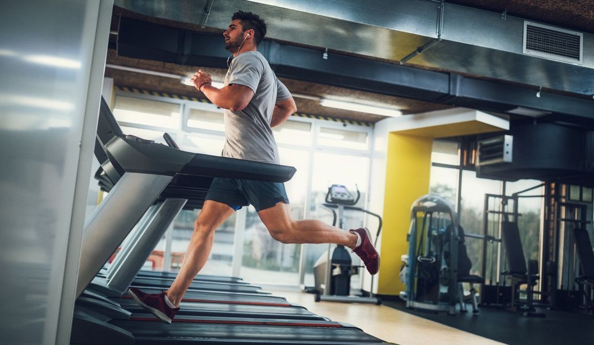 Un porcentaje de pendiente cuando entrenamos en cinta hace que el entrenamiento se parezca más a cuando lo hacemos al aire libre. | iStock