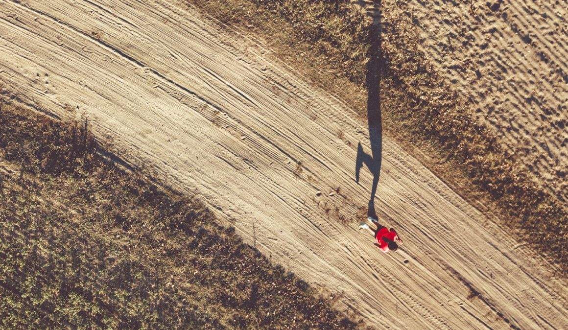 Un camino de tierra siempre es buen lugar para hacer miles | iStock