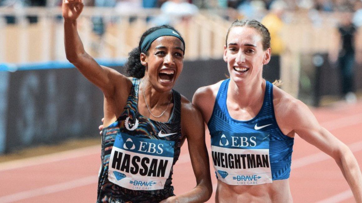 Sifan Hassan con Laura Weightman tras la milla de Mónaco | DL Mónaco