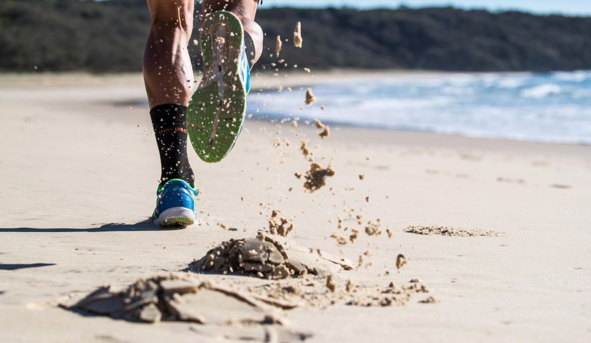 El riesgo de lesión por correr por la playa