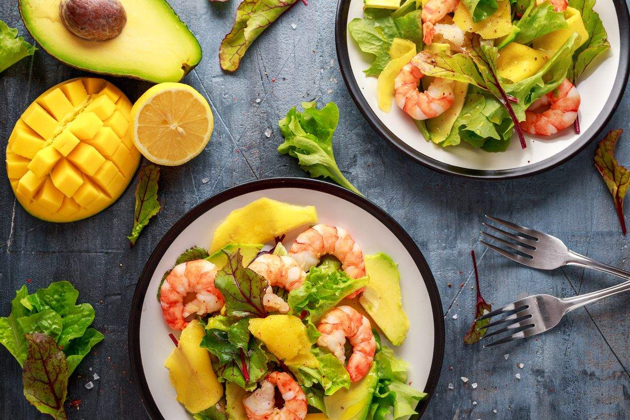 Ensalada de aguacate y langostinos con aliño de chía y fruta de la pasión Ensalada de aguacate y langostinos con aliño de chía y fruta de la pasión
