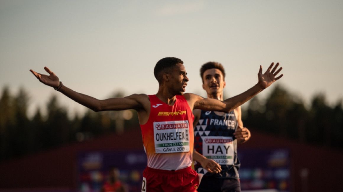 Abdessamad Oukhelfen, en 2019, celebrando su medalla de bronce en los 5000 metros del Europeo sub 23 de Gavle (Suecia). SPORTMEDIA