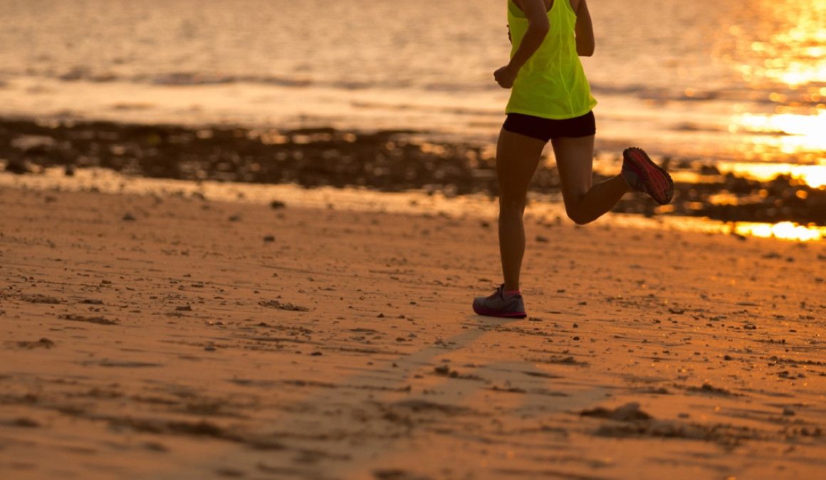Buscar la arena más prensada de la playa después de bajar la marea es buena idea para correr. ISTOCK.