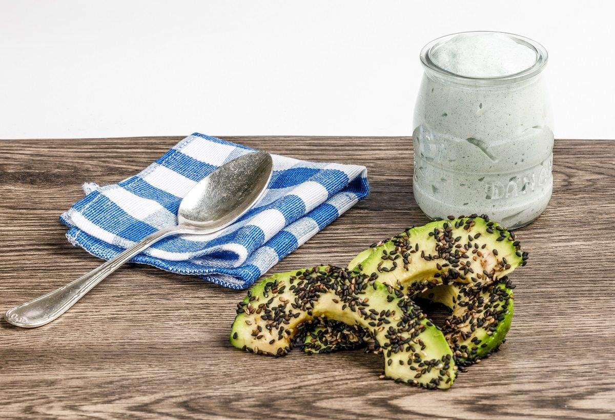 Acompaña tus tostadas con aguacate y salsa de yogur