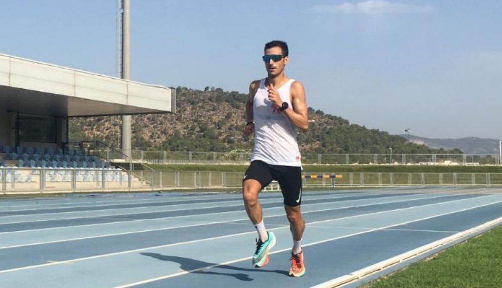 Mario Mola durante su última sesión de series: 12 x 300 metros en la pista de Calvià.