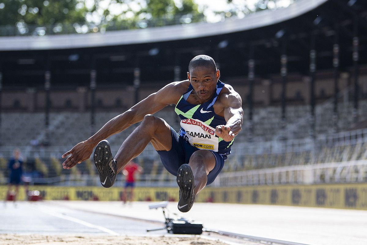 Ruswahl Samaai, ganador del salto de longitud masculino en Estocolmo. Ruswahl Samaai, ganador del salto de longitud masculino en Estocolmo.