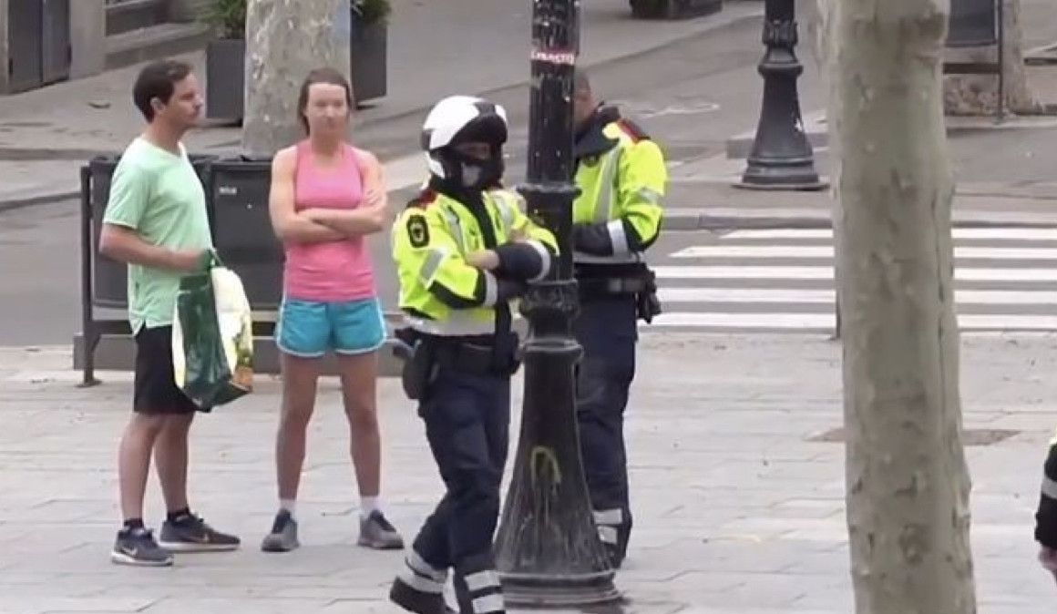 Salen a correr con una bolsa de la compra y acaban identificados por la policía | El Caso BCN