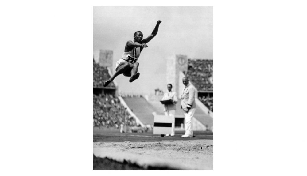 El atleta Jesse Owens durante la prueba de salto de longitud en la que obtuvo su segunda medalla de oro en Berlín.