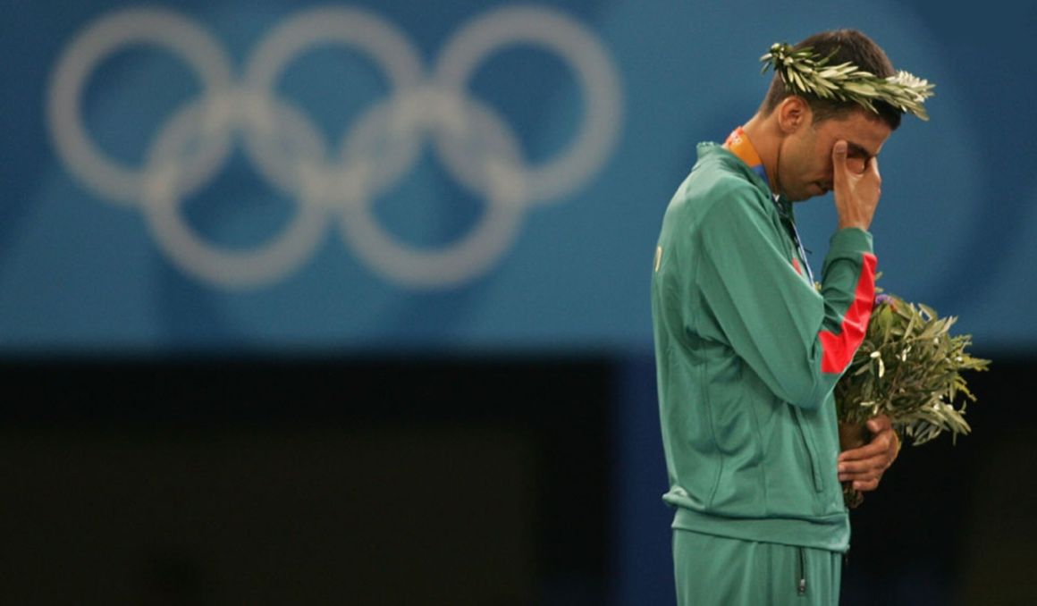 Hicham El Guerrouj en uno de los momentos más icónicos de su carrera en Atenas 2004. Foto: COI