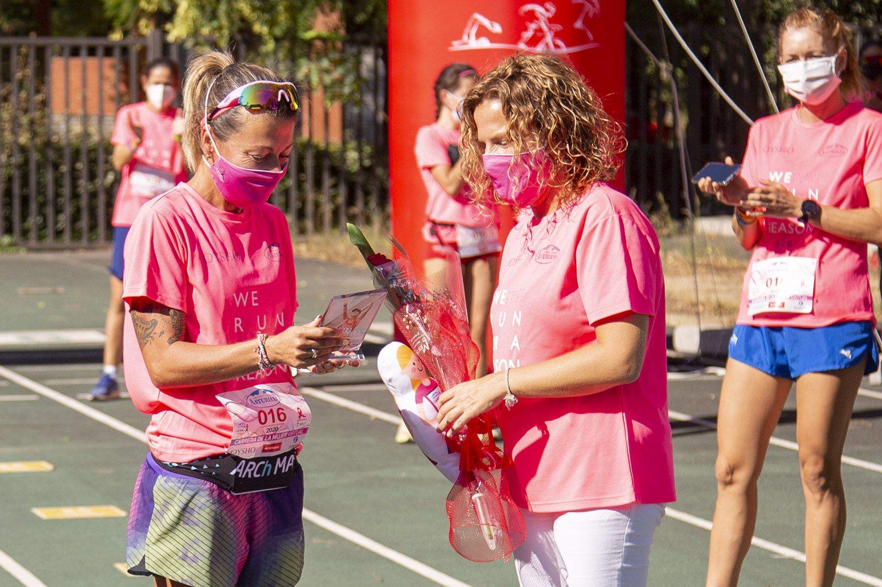 María Vasco recibiendo un emotivo homenaje