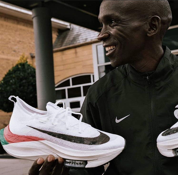 Kipchoge se muestra contento con la zapatilla