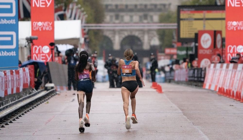 A la derecha, Sara Hall en el final de Londres. Foto: WMMajors