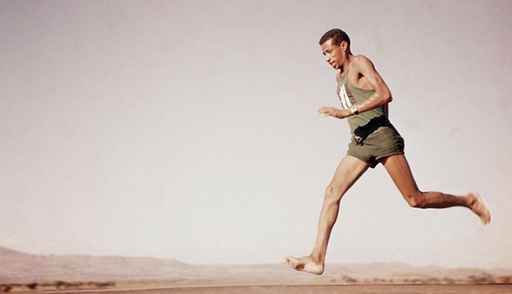 Los pies descalzos de Abebe Bikila, símbolo de un continente.
