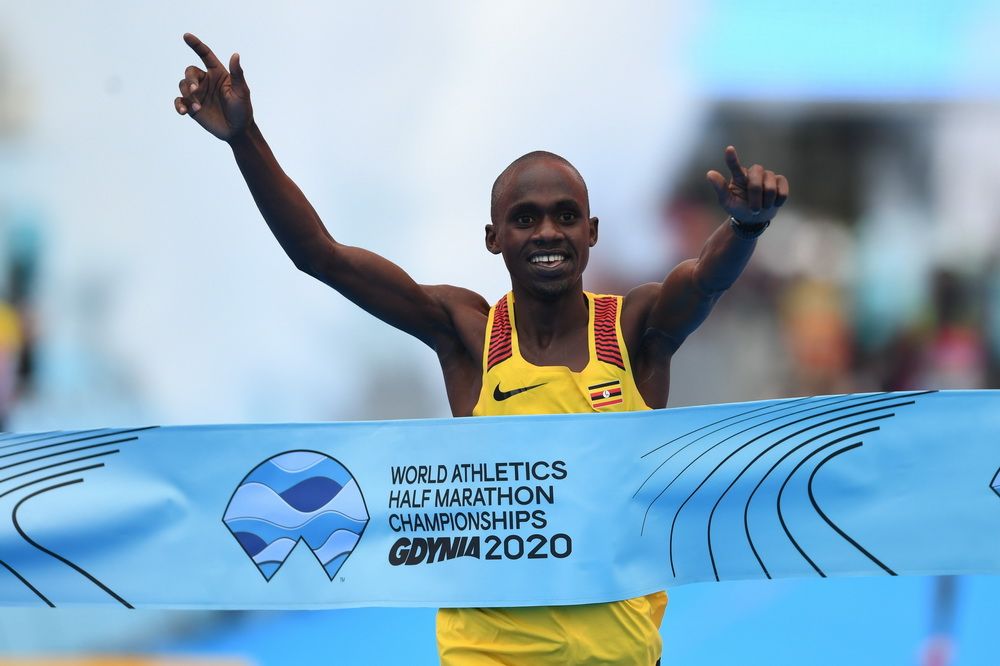 Jacob Kiplimo proclamándose campeón mundial de medio maratón hace cuatro años.