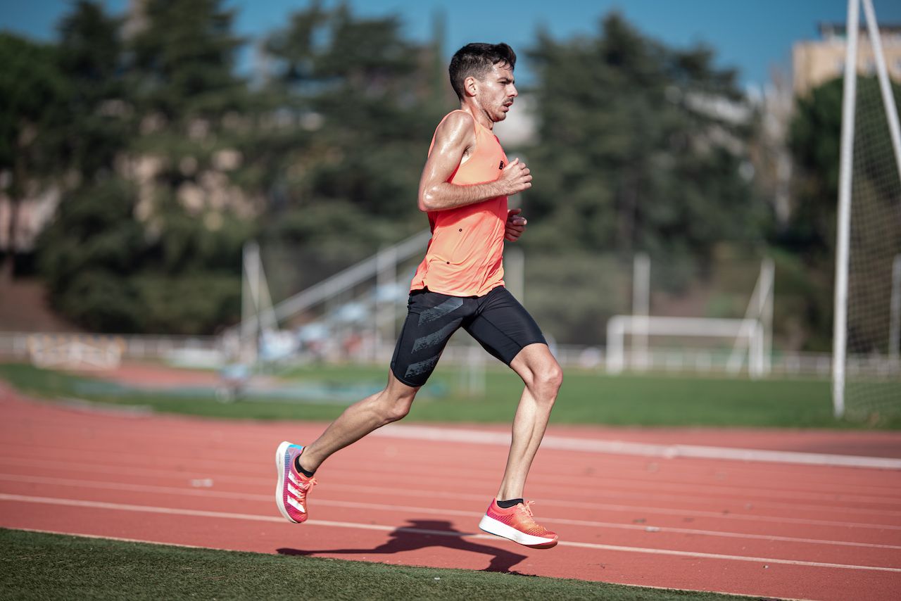 Yago Rojo en un entrenamiento preparando el Maratón de Valencia con las adizero Adios Pro. Foto Sportmedia Yago Rojo en un entrenamiento preparando el Maratón de Valencia con las adizero Adios Pro. Foto Sportmedia
