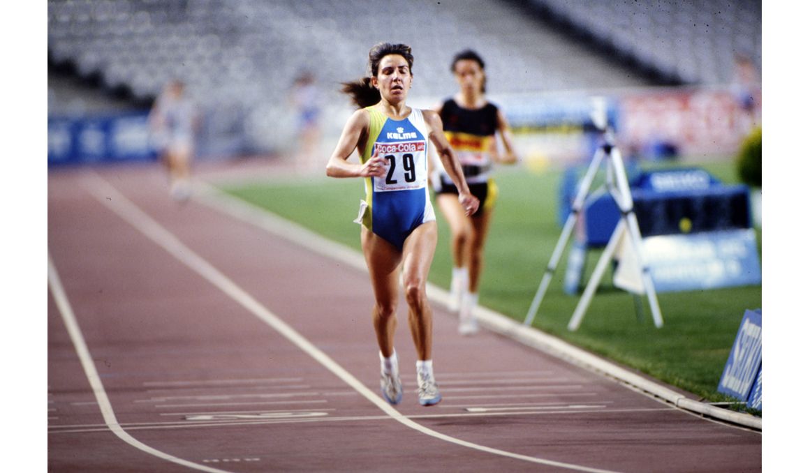 Ana Isabel Alonso ganando el Campeonato de España de 10.000 de 1991 en el Estadio Olímpico de Montjuic. RFEA.