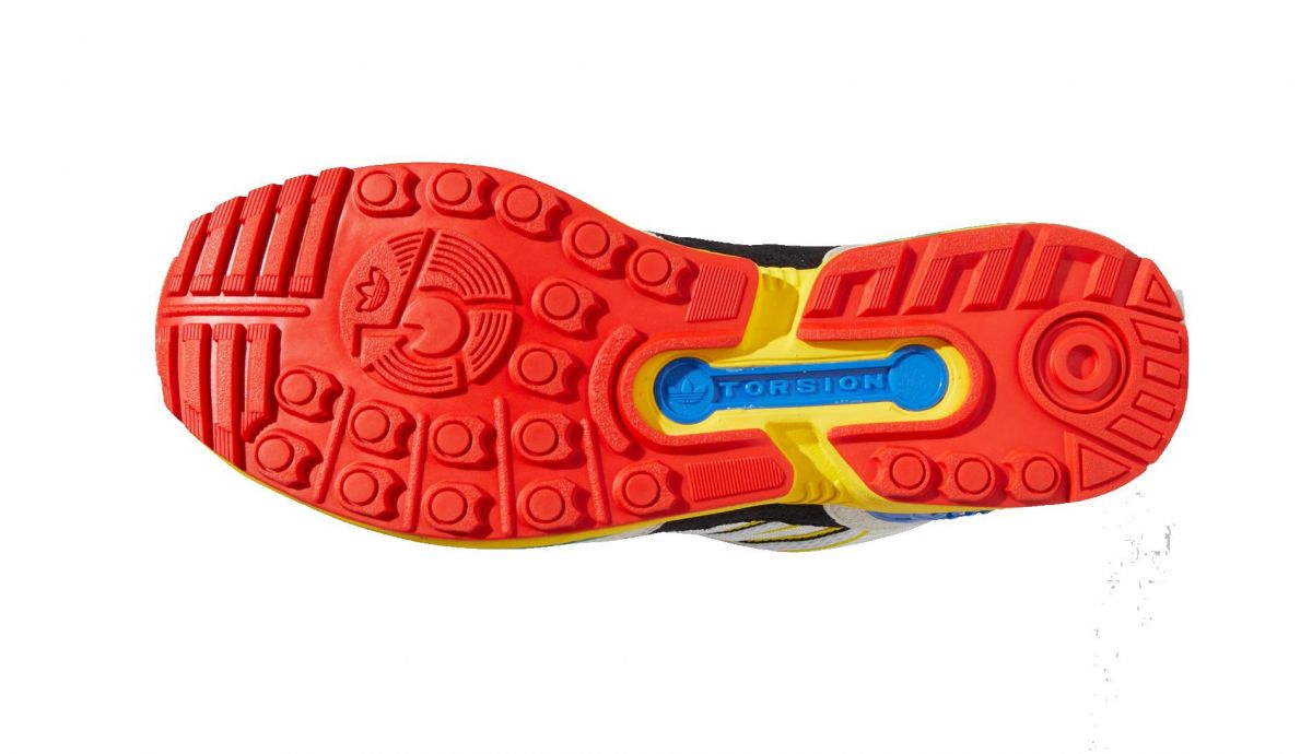 En la suela de las adidas ZX 8000 LEGO se hace visible el sistema Torsion