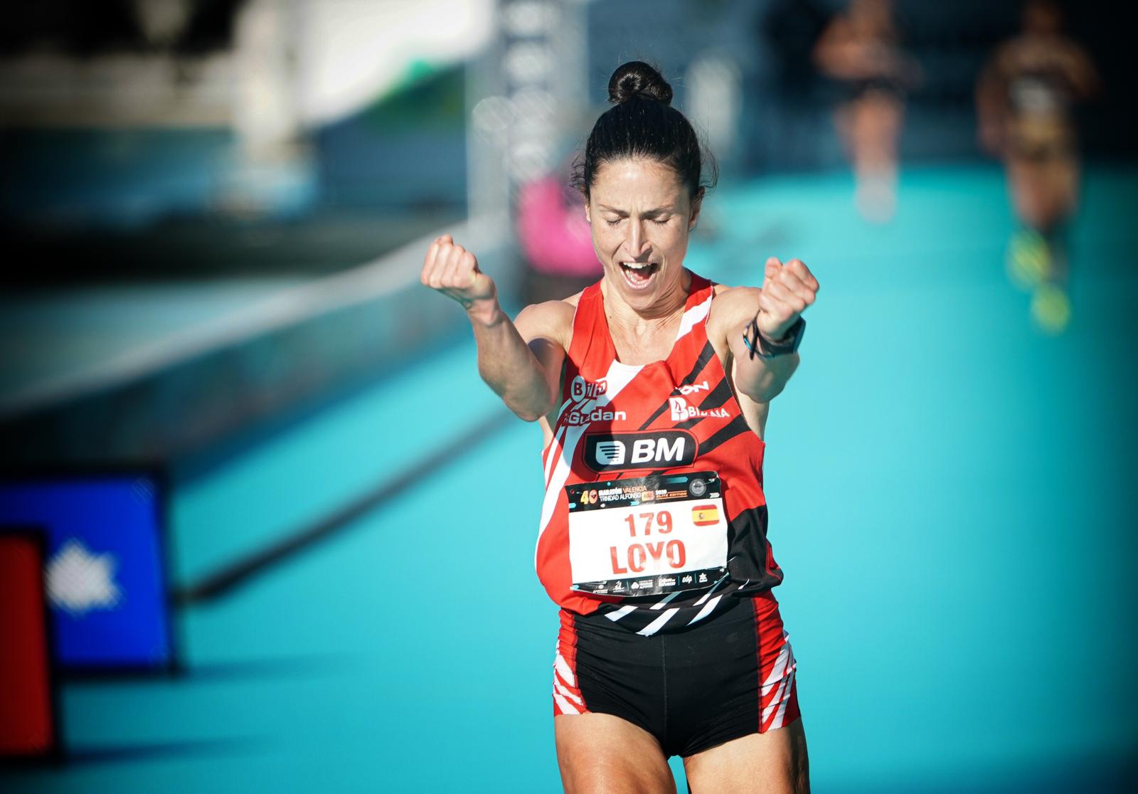 Elena Loyo exultante al cruzar la línea de meta del Maratón Valencia Trinidad Alfonso EDP Elite Edition. | Foto: @fotorunners Elena Loyo exultante al cruzar la línea de meta del Maratón Valencia Trinidad Alfonso EDP Elite Edition. | Foto: @fotorunners