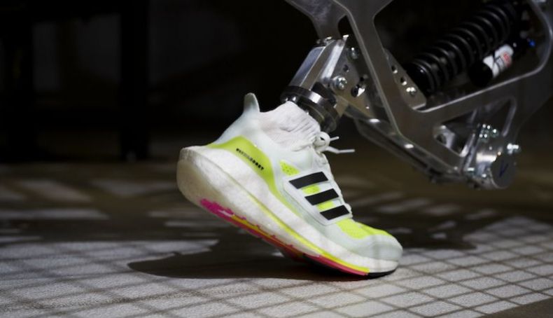 Test de producto analizando la flexión de la Ultraboost 21