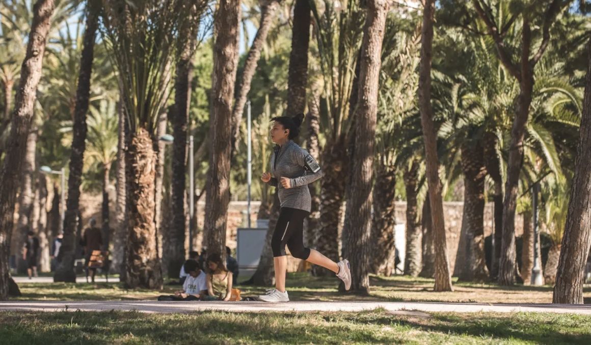 Una imagen de una corredora en los Jardines del Turia de Valencia. Foto VCRunning