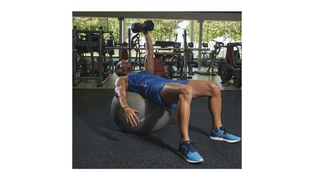 Apertura unilateral sobre fitball con mancuerna