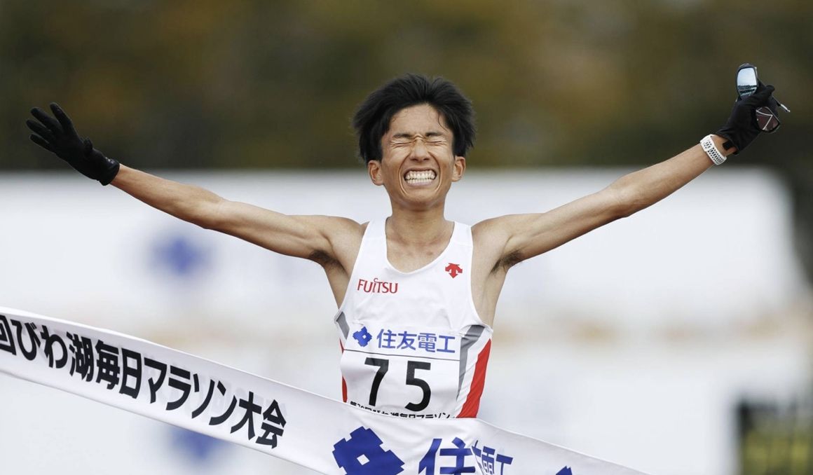 Kengo Suzuki el primer no africano en bajar de 2:05 en maratón. JAPAN RUNNING NEWS. Kengo Suzuki el primer no africano en bajar de 2:05 en maratón. JAPAN RUNNING NEWS.