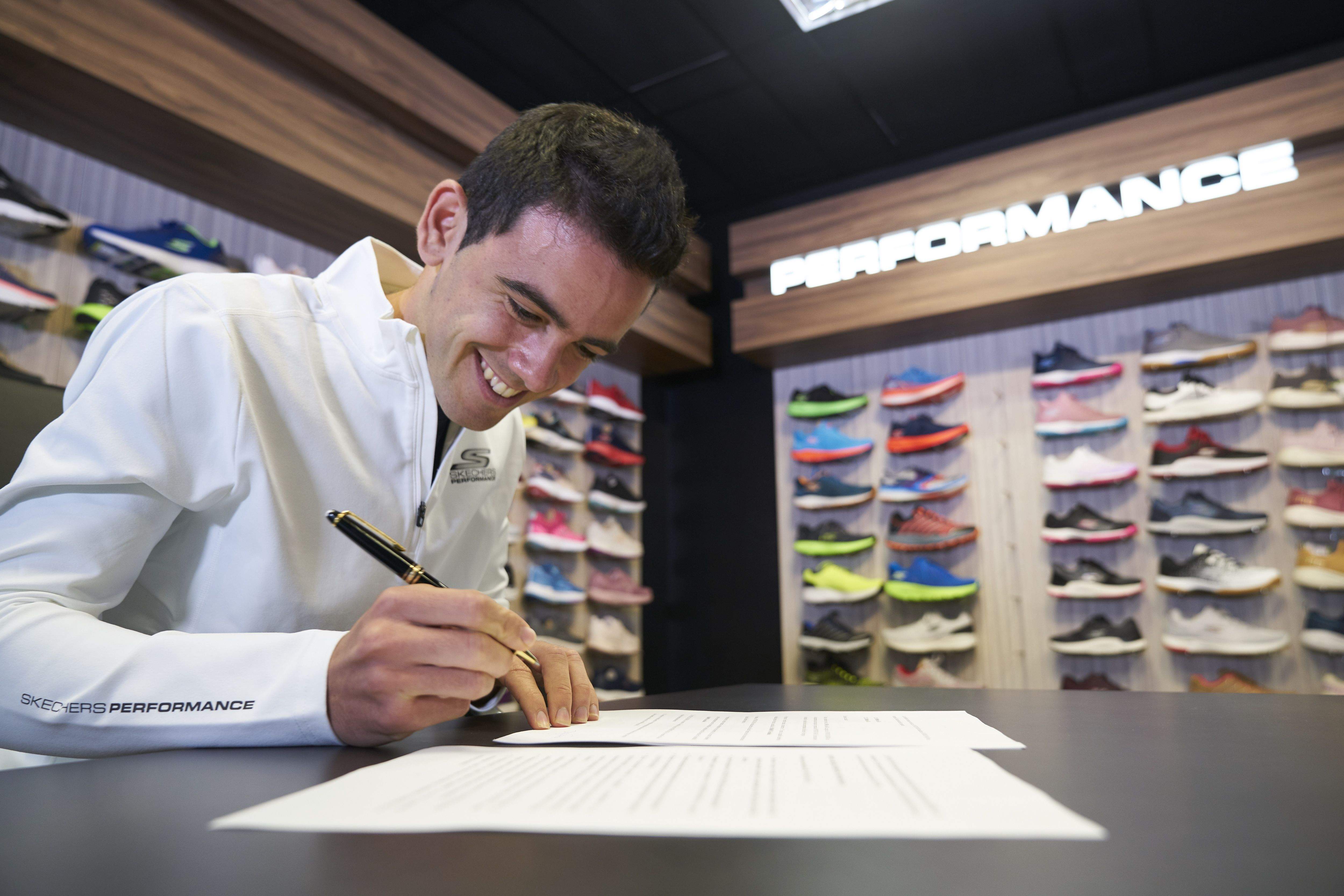 Diego García en el momento de su renovación
