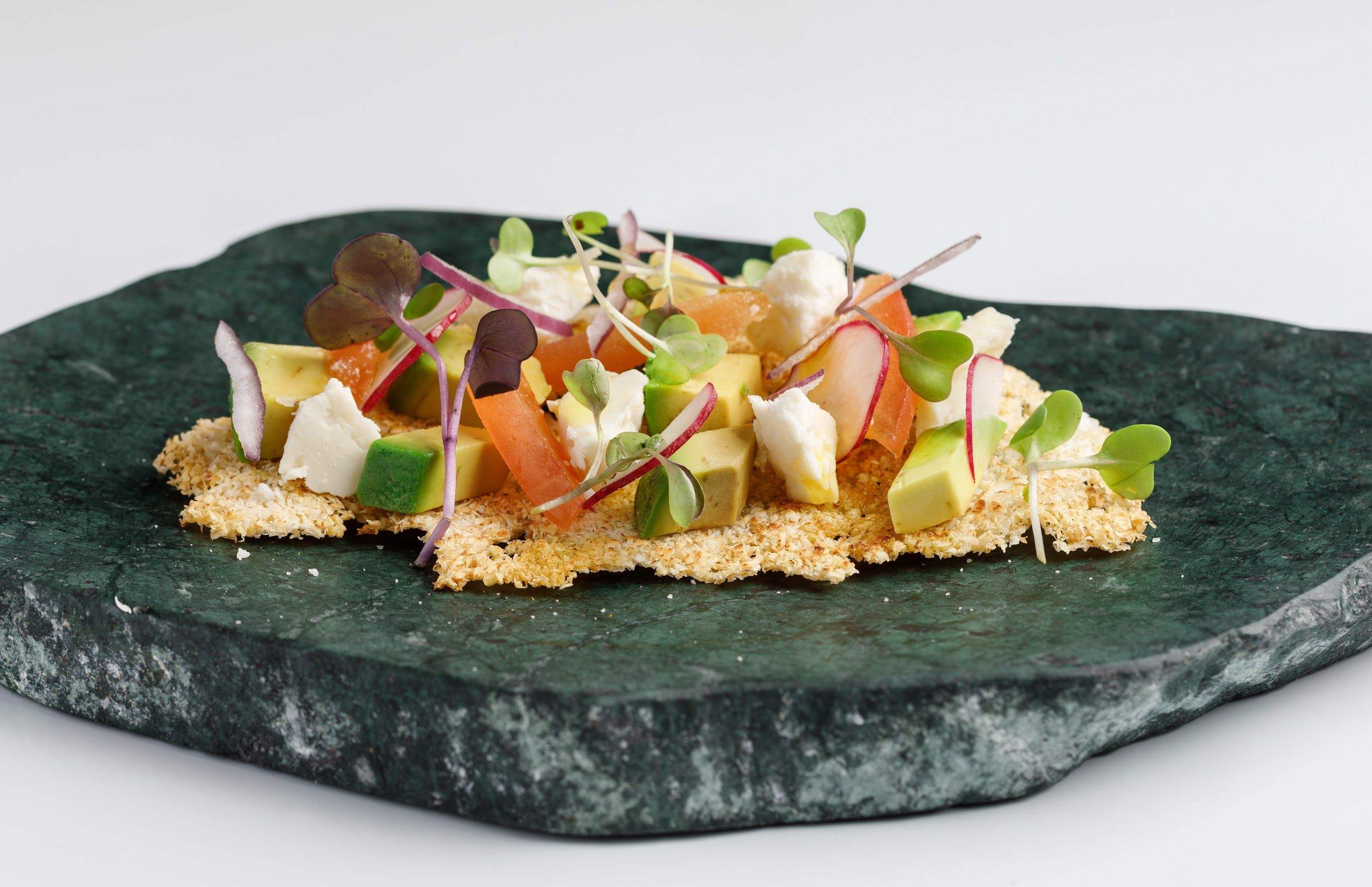 Galleta de yuca con aguacate y queso de cabra
